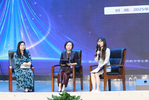 江北區(qū)教師進(jìn)修學(xué)院英語(yǔ)教研員錢(qián)榮、沙坪壩區(qū)教師進(jìn)修學(xué)院初中英語(yǔ)教研員馮麗、重慶八中初中英語(yǔ)教研組組長(zhǎng)鄭靈儷對(duì)陳佳興的展示課進(jìn)行點(diǎn)評(píng)。主辦方供圖