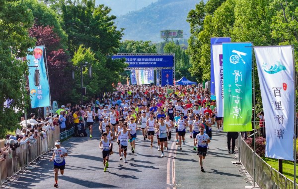 熱火朝天的奔跑場(chǎng)面。熊偉攝