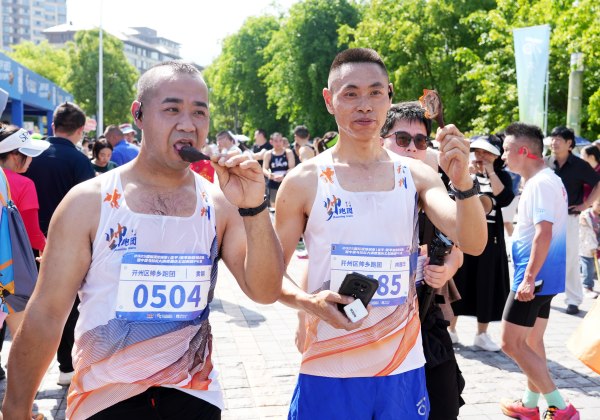 跑友體驗(yàn)梁平鹵烤鴨。向成國(guó)攝