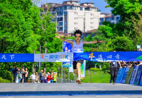 冠軍沖線。熊偉攝