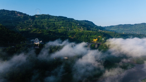 沿江小鎮(zhèn)出現(xiàn)平流霧景觀。