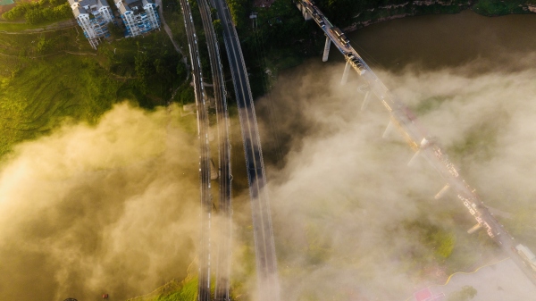 沿江小鎮(zhèn)出現(xiàn)平流霧景觀。