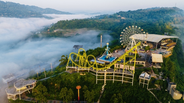 沿江小鎮(zhèn)出現(xiàn)平流霧景觀。