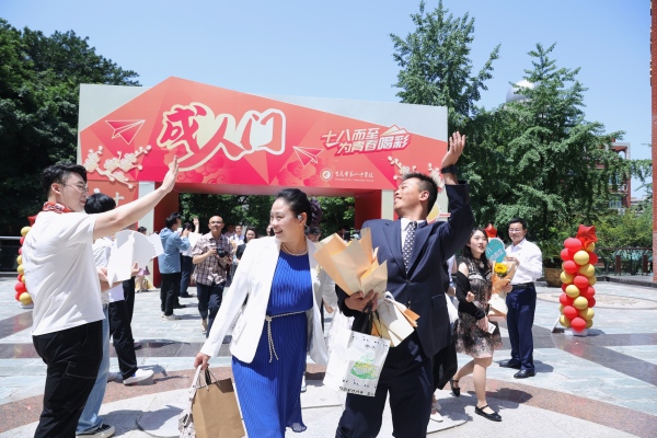 學(xué)生與家長(zhǎng)攜手走過“成人門”。向詩佳攝