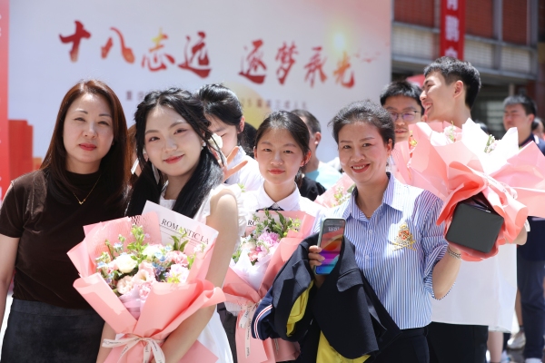 學(xué)生家長(zhǎng)合影留念。向詩佳攝