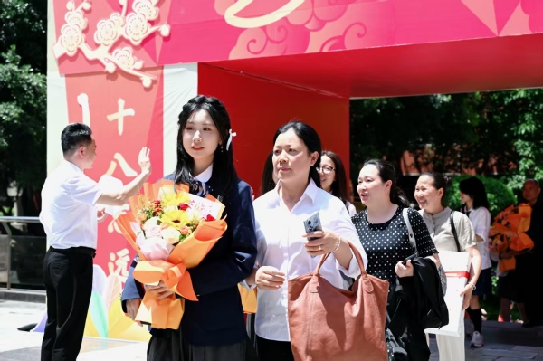 學(xué)生與家長(zhǎng)攜手走過“成人門”。金秋橦攝