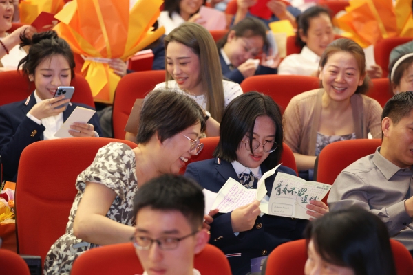 學(xué)生與家長(zhǎng)互讀信件。向詩佳攝