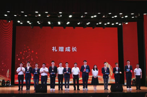 學(xué)校為學(xué)子送上成人禮盒。金秋橦攝