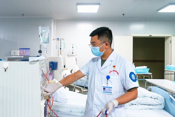 王震正在為患者進(jìn)行血液透析治療。楊晨攝
