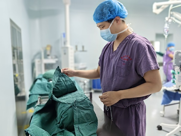 趙顯權(quán)正在整理器械。蔣穎攝