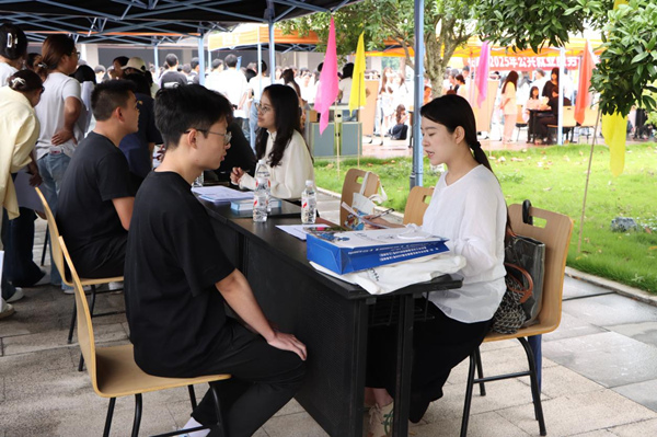 畢業(yè)生正在面試。重慶化工職業(yè)學(xué)院供圖