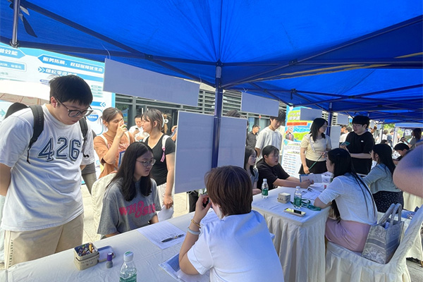 招聘活動現(xiàn)場?；顒又鬓k方供圖