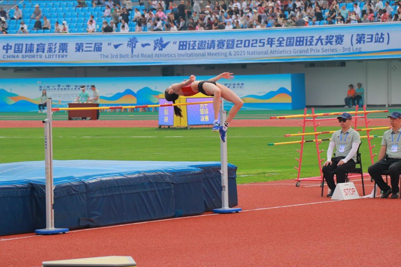 跳高比賽現(xiàn)場(chǎng)。胥世鵬攝