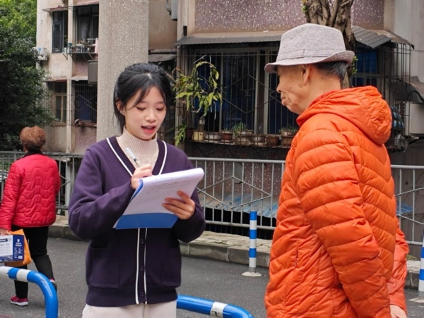 調(diào)研團隊走進社區(qū)開展調(diào)研活動。重慶文化藝術(shù)職業(yè)學院供圖