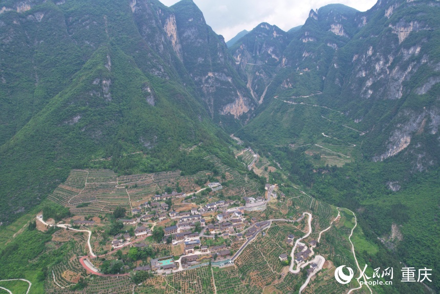 下莊村田園、公路、村落、群山相映成景。人民網記者 劉政寧攝