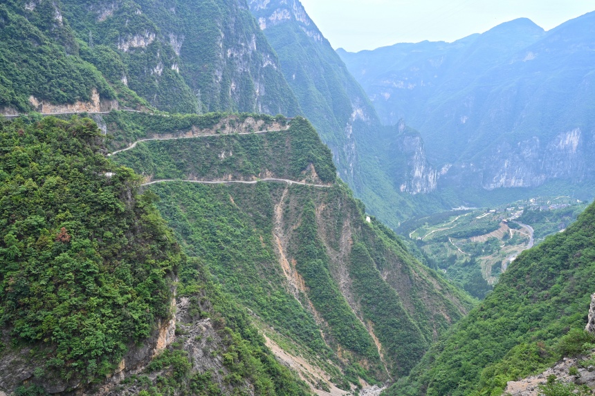 四周被絕壁合圍的下莊村。鄒樂攝