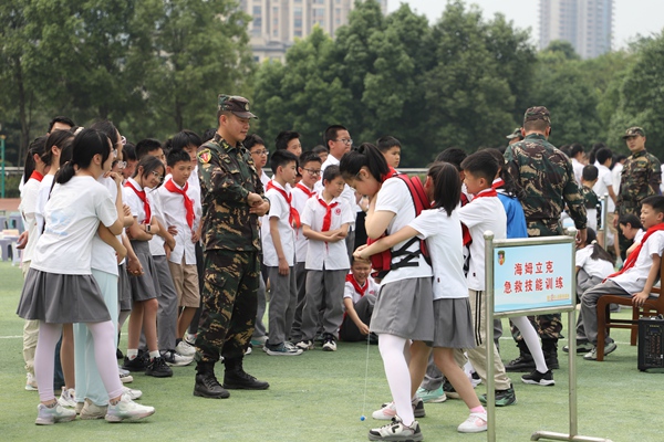 重慶獵人訓練基地教官指導學生完成海姆立克急救技能訓練重慶獵人訓練基地教官指導學生完成海姆立克急救技能訓練。主辦方供圖