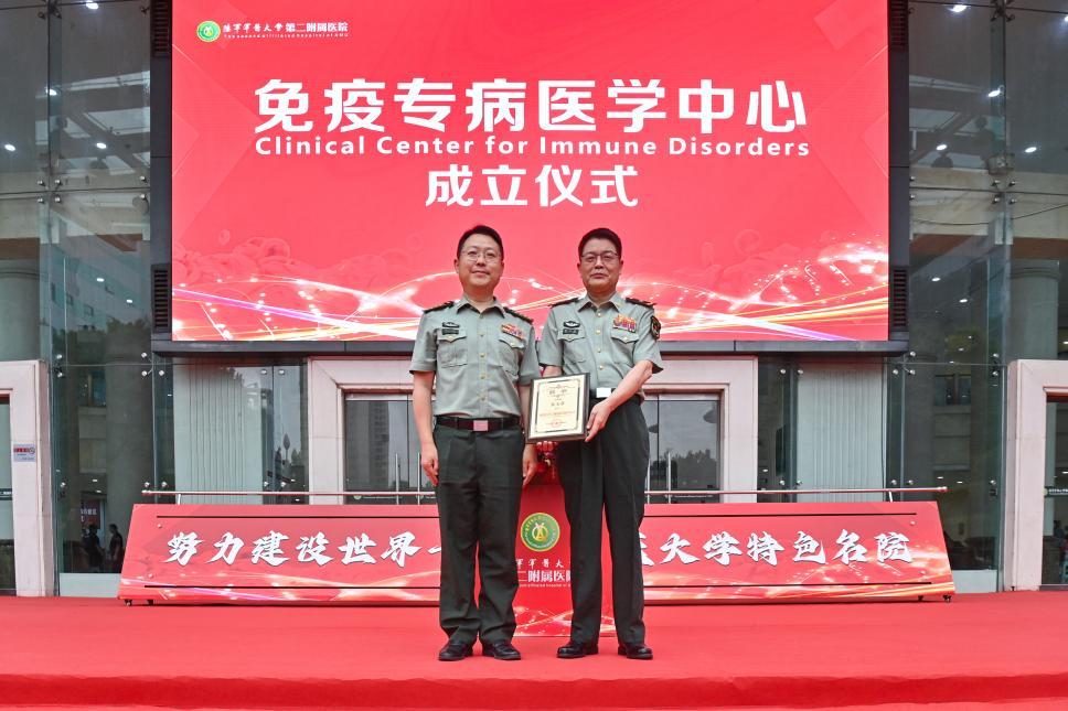 揭牌現(xiàn)場(chǎng)吳玉章院士接受中心主任聘書。新橋醫(yī)院供圖