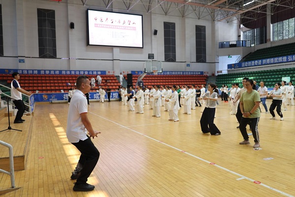 市民學(xué)習(xí)八段錦。唐成攝