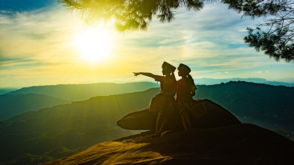 游客在綦江區(qū)郭扶鎮(zhèn)三塘村搖兒石拍照打卡。肖七妹 攝
