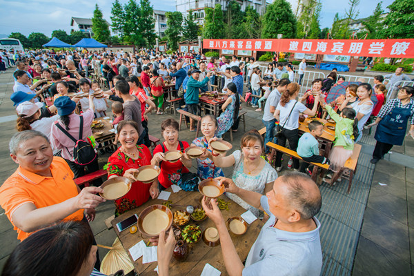 游客齊聚高廟文化廣場品嘗僚人宴。陳星宇 攝