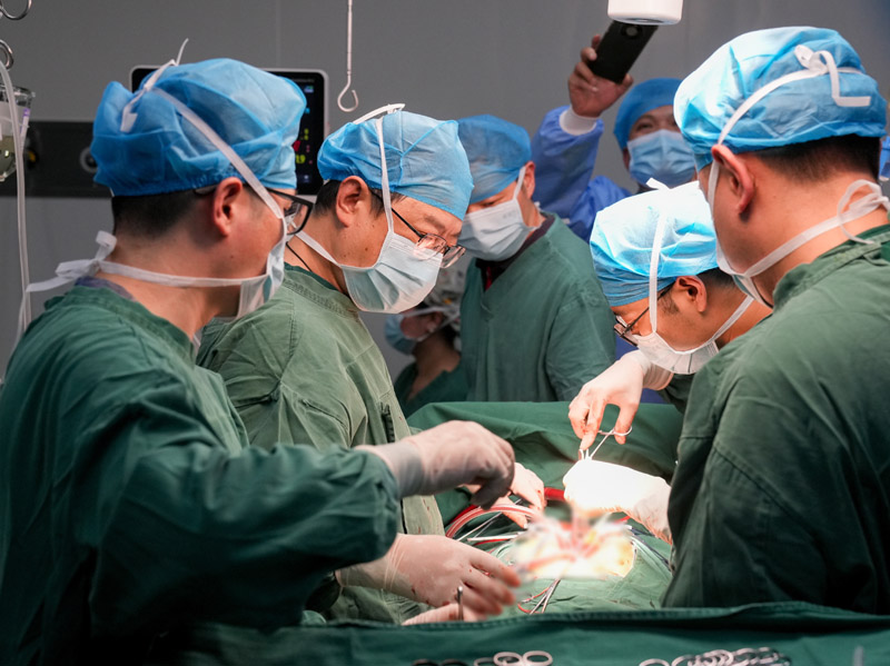 專家團(tuán)隊(duì)為患者進(jìn)行手術(shù)。 重慶醫(yī)科大學(xué)附屬兒童醫(yī)院供圖