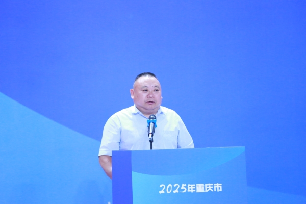 重慶市教委體衛(wèi)藝處處長程翔宇宣布比賽開幕。張源攝