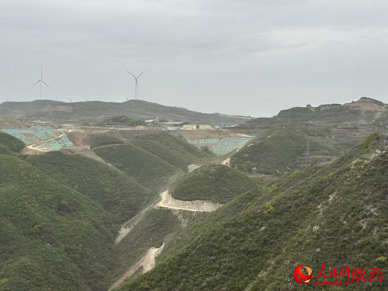 遠(yuǎn)眺潤(rùn)鑫新材料廠區(qū)及周邊，部分土層近乎完全裸露。（攝于4月11日）。