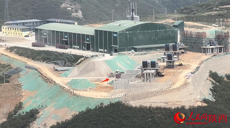 廠區(qū)內(nèi)，一輛鏟車正在進(jìn)行裝車作業(yè)（攝于5月16日）。