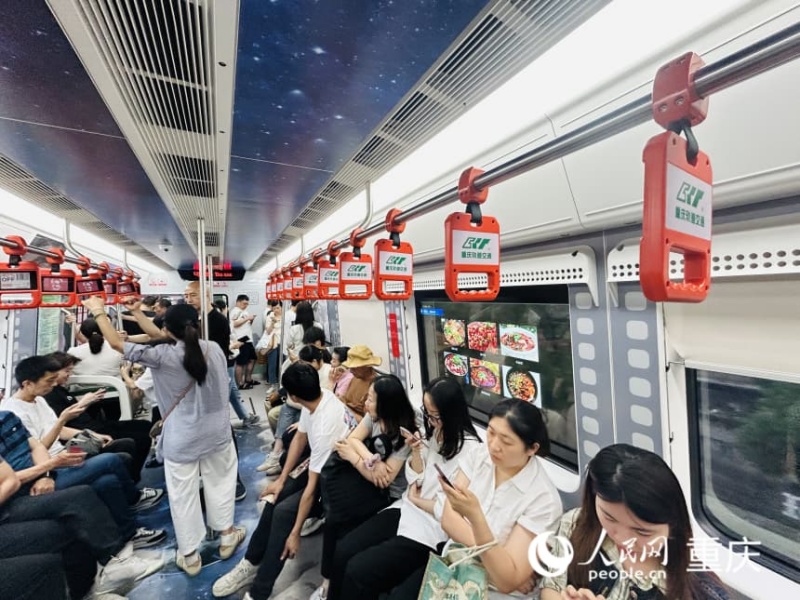 重慶軌道交通2號(hào)線列車車窗變身科技感顯示屏。人民網(wǎng)記者 劉祎攝