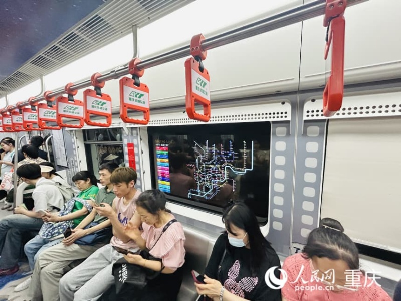 重慶軌道交通2號(hào)線列車車窗變身科技感顯示屏。人民網(wǎng)記者 劉祎攝