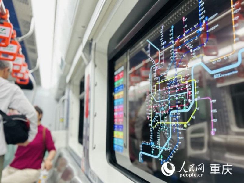 重慶軌道交通2號(hào)線列車車窗變身科技感顯示屏。人民網(wǎng)記者 劉祎攝