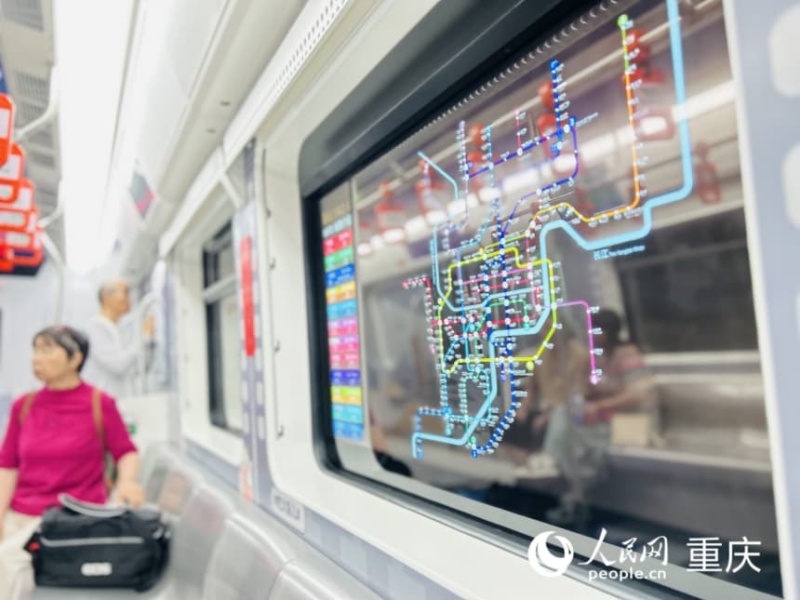 重慶軌道交通2號(hào)線列車車窗變身科技感顯示屏。人民網(wǎng)記者 劉祎攝