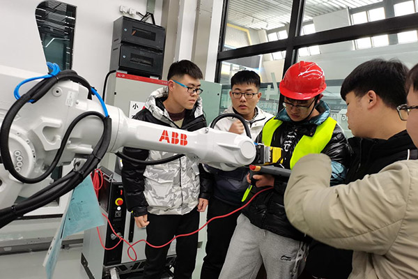 重慶市職業(yè)技能公共實訓中心組織高校畢業(yè)生技能實訓。重慶市人力社保局供圖