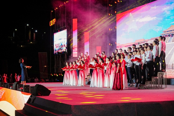 師生合唱團(tuán)演出。重慶工貿(mào)職業(yè)技術(shù)學(xué)院供圖