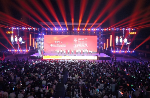 頒獎(jiǎng)儀式。重慶工貿(mào)職業(yè)技術(shù)學(xué)院供圖