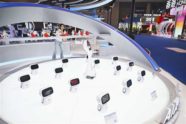 無人機(jī)成群 機(jī)器人扎堆 好看又好玩