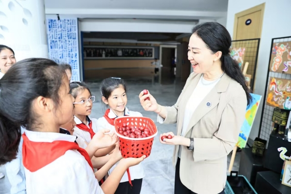 該校黨支部書(shū)記、校長(zhǎng)謝曉梅與學(xué)生互動(dòng)交流。博雅小學(xué)供圖