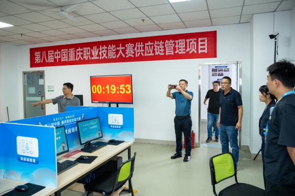 校領(lǐng)導(dǎo)帶隊(duì)指導(dǎo)賽前籌備工作。重慶工貿(mào)職業(yè)技術(shù)學(xué)院供圖