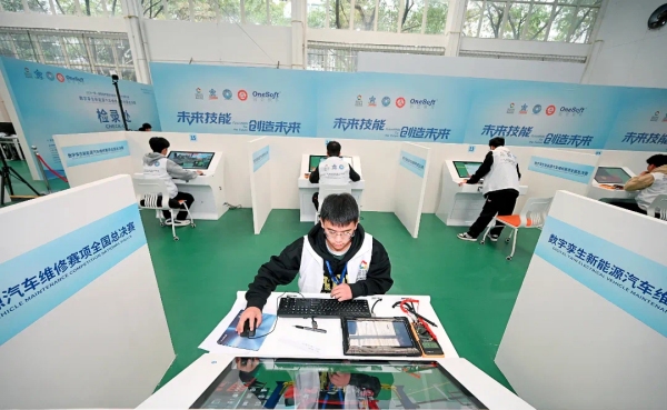 2024“一帶一路”暨金磚國家技能發(fā)展與技術(shù)創(chuàng)新大賽之?dāng)?shù)字孿生新能源汽車維修賽項(xiàng)全國總決賽掠影。重慶工貿(mào)職業(yè)技術(shù)學(xué)院供圖