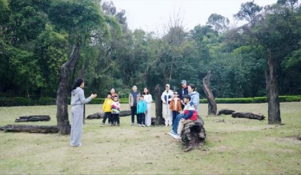 組織家庭參與戶外心理療愈活動。金山學(xué)校供圖