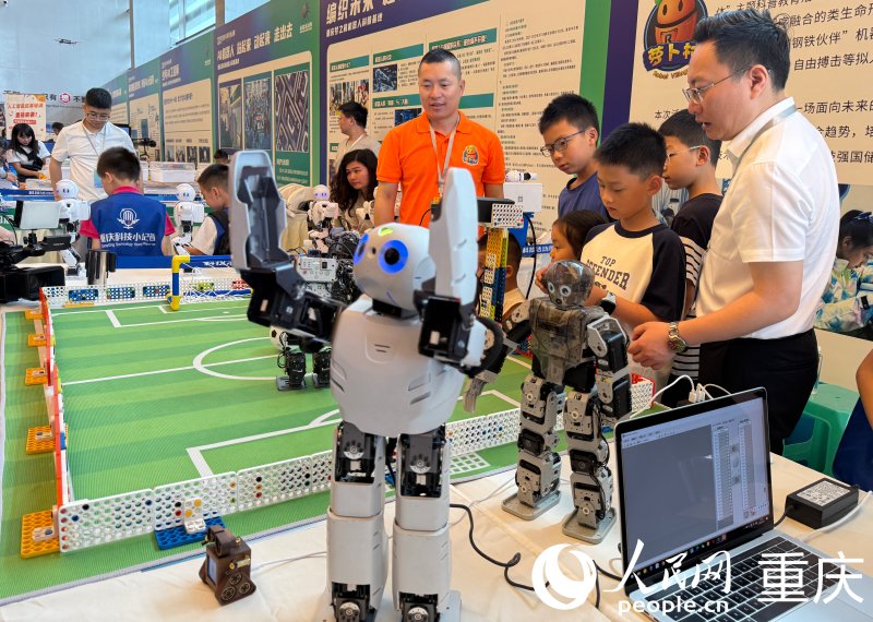 青少年現(xiàn)場(chǎng)體驗(yàn)科技的魅力。人民網(wǎng)記者 胡虹攝