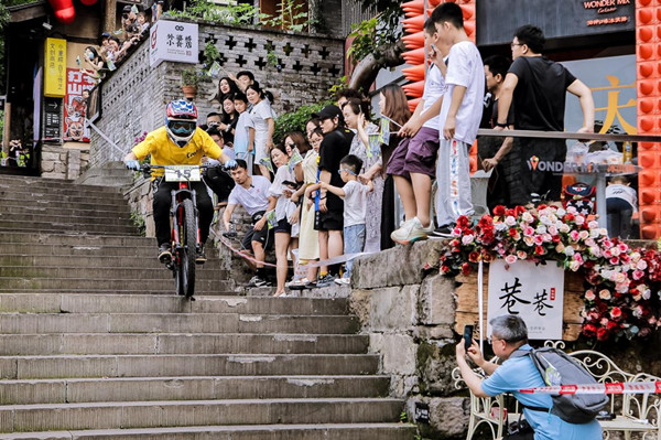第三屆山城巷速降自行車大賽吸引眾多游客圍觀?；顒臃焦﹫D