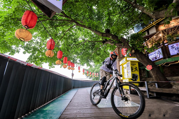 選手們在山城巷的陡坡、彎道和跳臺中挑戰(zhàn)極限?；顒臃焦﹫D