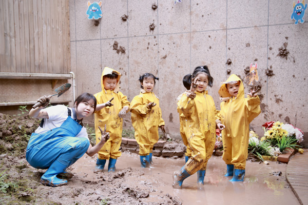 鶯花巷幼兒園利用每個(gè)角落為孩子打造游戲場所。唐文蕤攝