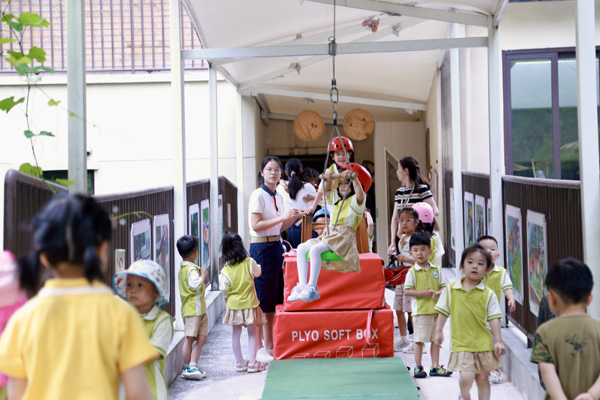 過道的“滑索”也成為了孩子們爭相挑戰(zhàn)的地方。唐文蕤攝