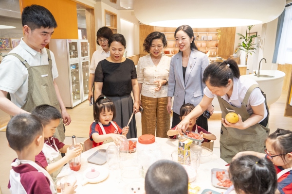 成渝學(xué)前教育代表觀摩渝中區(qū)實(shí)驗(yàn)幼兒園教學(xué)實(shí)踐。渝中區(qū)實(shí)驗(yàn)幼兒園供圖