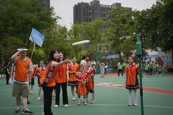 大人和孩子們共同在“愛心操場”上開展“趣味運動會”。重慶福彩供圖