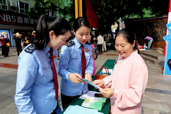石柱縣稅務(wù)人員為市民講解稅法相關(guān)知識。劉虹玥攝