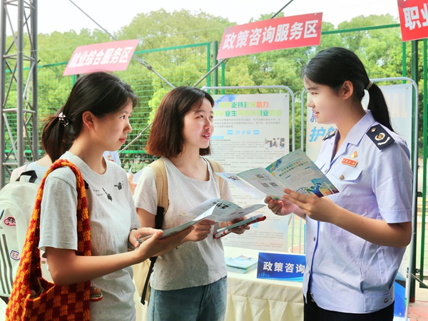 雙選會現(xiàn)場，永川區(qū)稅務(wù)局普法團(tuán)隊為畢業(yè)生答疑解惑，宣傳政策。馬艷波攝